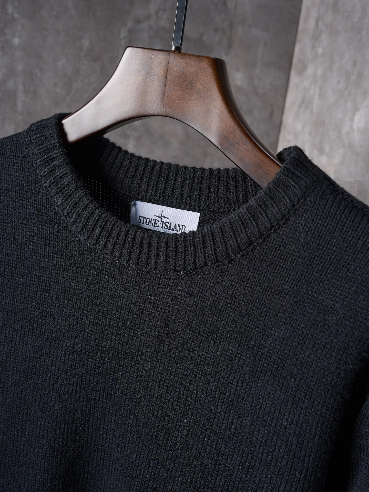 P410 Actual auction】Stonesland/Stone Island knitted round neck long-sleeved sweater with embroidered arm logo [Color] Black Gray Apricot [Ready Stock] S M L XL Made of 30% wool, 50% cotton, 20% spandex. The arm embroidery logo is made of double-layer soft leather, with embroidery logo technology on the surface and embellishment with the brand logo. Comes with laser engraved metal buttons. Garment washing-fixing color-fixing pattern-removing wool impurities.  This style is woven with a 7-needle imported machine, with knitted threads on the neck and hem, and embroidered logos on the arms to present the brand vision.